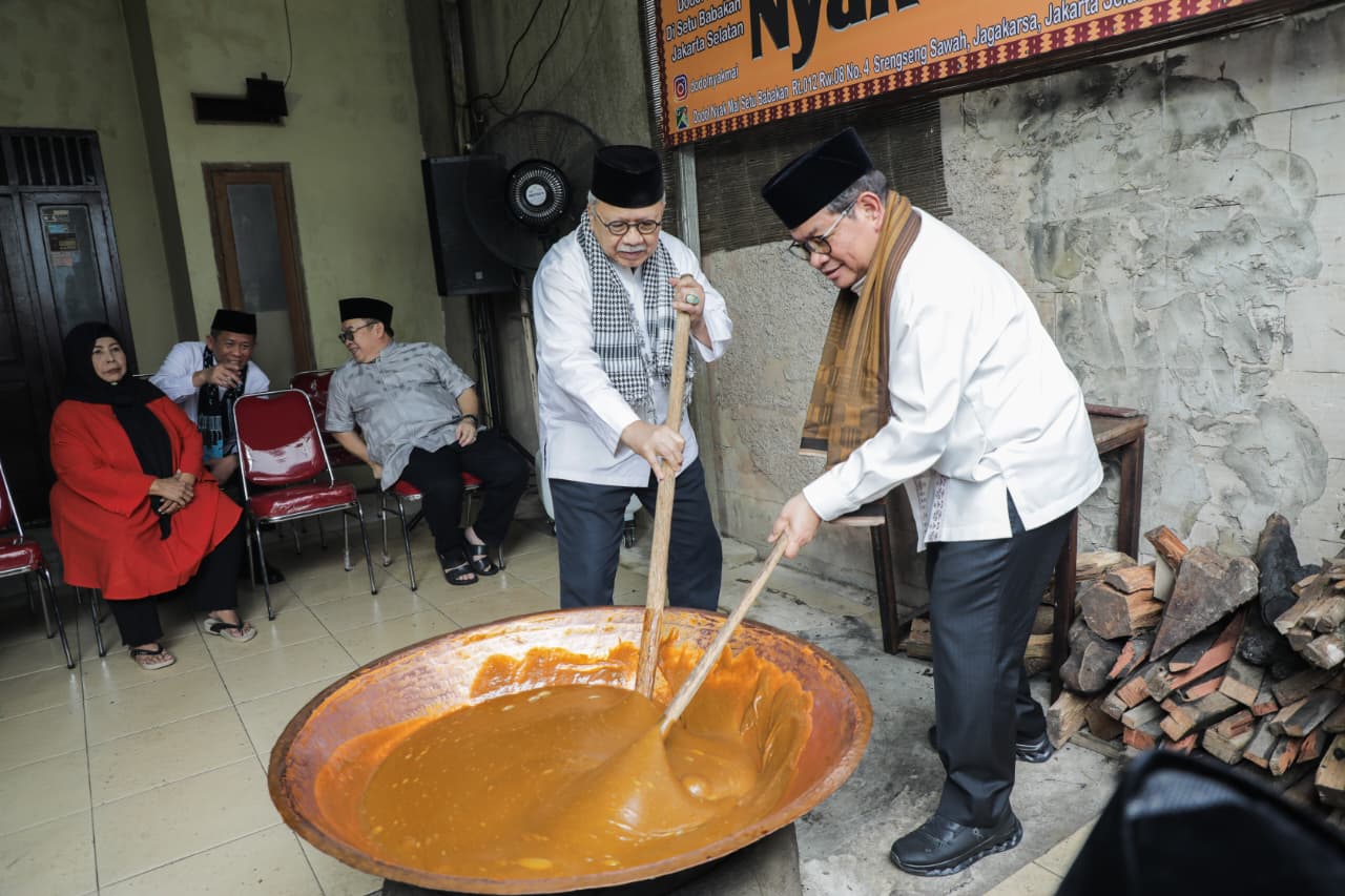 Gubernur DKI Jakarta Pramono Anung bersama Bang Foke ikut mengaduk Dodol Nyak Mai, mendorong pelestarian kuliner Betawi sekaligus mendukung UMKM lokal.