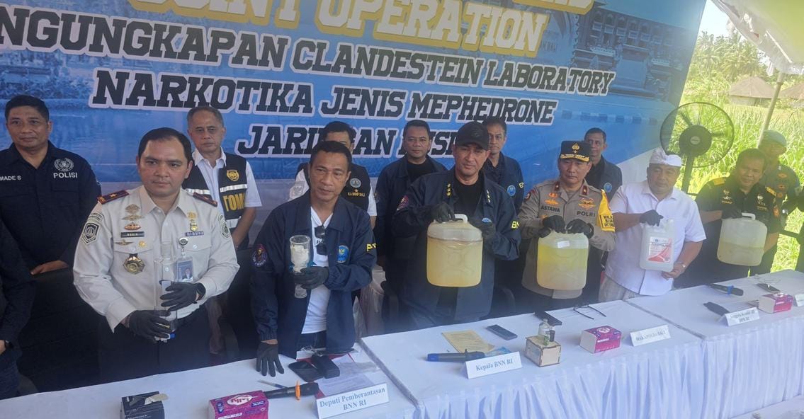 Petugas Badan Narkotika Nasional (BNN) bersama Bea dan Cukai serta Imigrasi menunjukkan sejumlah barang bukti bahan kimia dan peralatan yang diduga digunakan untuk memproduksi narkotika sintetis jenis mephedrone saat pengungkapan kasus laboratorium gelap (clandestine laboratory) di wilayah Gianyar, Bali, Jumat (7/3/2026).