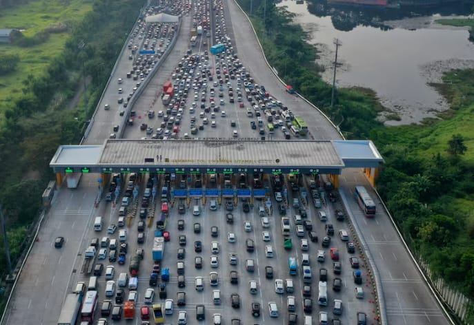 Ilustrasi kepadatan kendaraan di jalur mudik menjelang Lebaran, saat pemerintah memprediksi puncak arus mudik 2026 terjadi pada 16 dan 18 Maret.