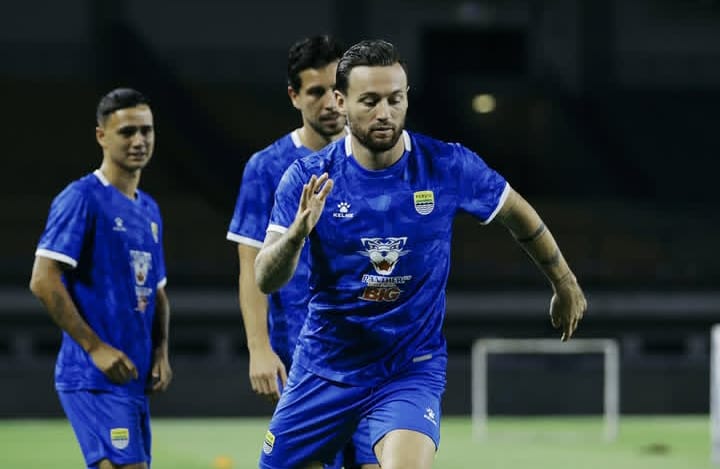 Marc Klok mulai kembali berlatih usai menepi beberapa pertandingan akibat cidera. (Ig Persib)