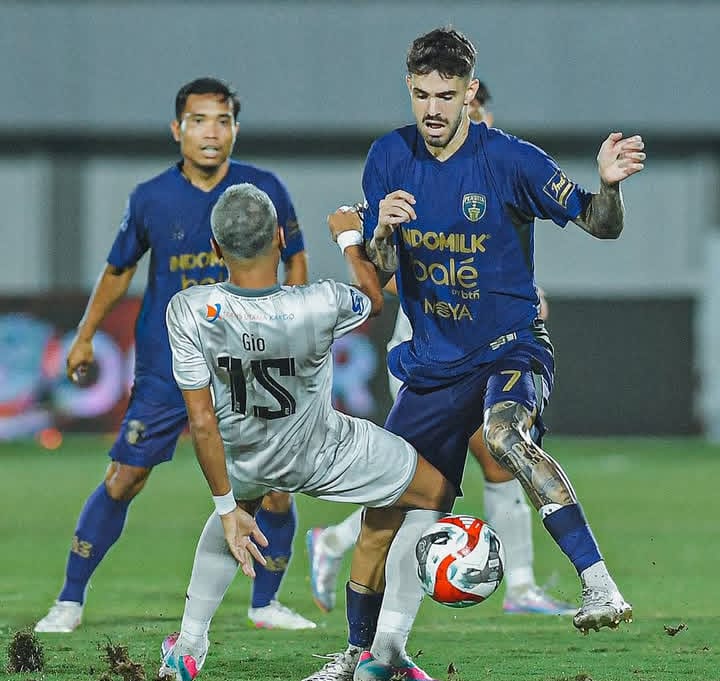 Rayco Rodriguez merayakan golnya bersama rekan-rekan Persita Tangerang saat mengalahkan Madura United 4-1 di Stadion Indomilk Arena, Tangerang.