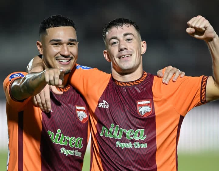 Juan Villa merayakan gol spektakuler saat Borneo FC menggasak Persebaya 5-1 di Stadion Segiri, Samarinda, Sabtu (7/3/2026)