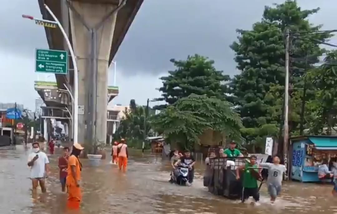 Genangan banjir merendam ruas jalan di Jakarta, Minggu (8/3/2026), setelah hujan deras sejak Sabtu malam. Pemerintah Provinsi DKI Jakarta mengaktifkan 1.200 pompa air untuk mempercepat surutnya genangan di sejumlah wilayah.