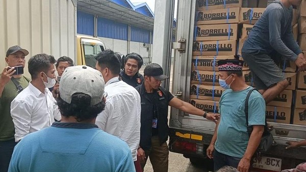 Petugas kepolisian memeriksa daging beku impor yang diduga kedaluwarsa saat operasi penindakan di Jakarta. Bareskrim Polri menyita sekitar 9 ton daging yang rencananya akan diedarkan ke pasar tradisional menjelang Lebaran.