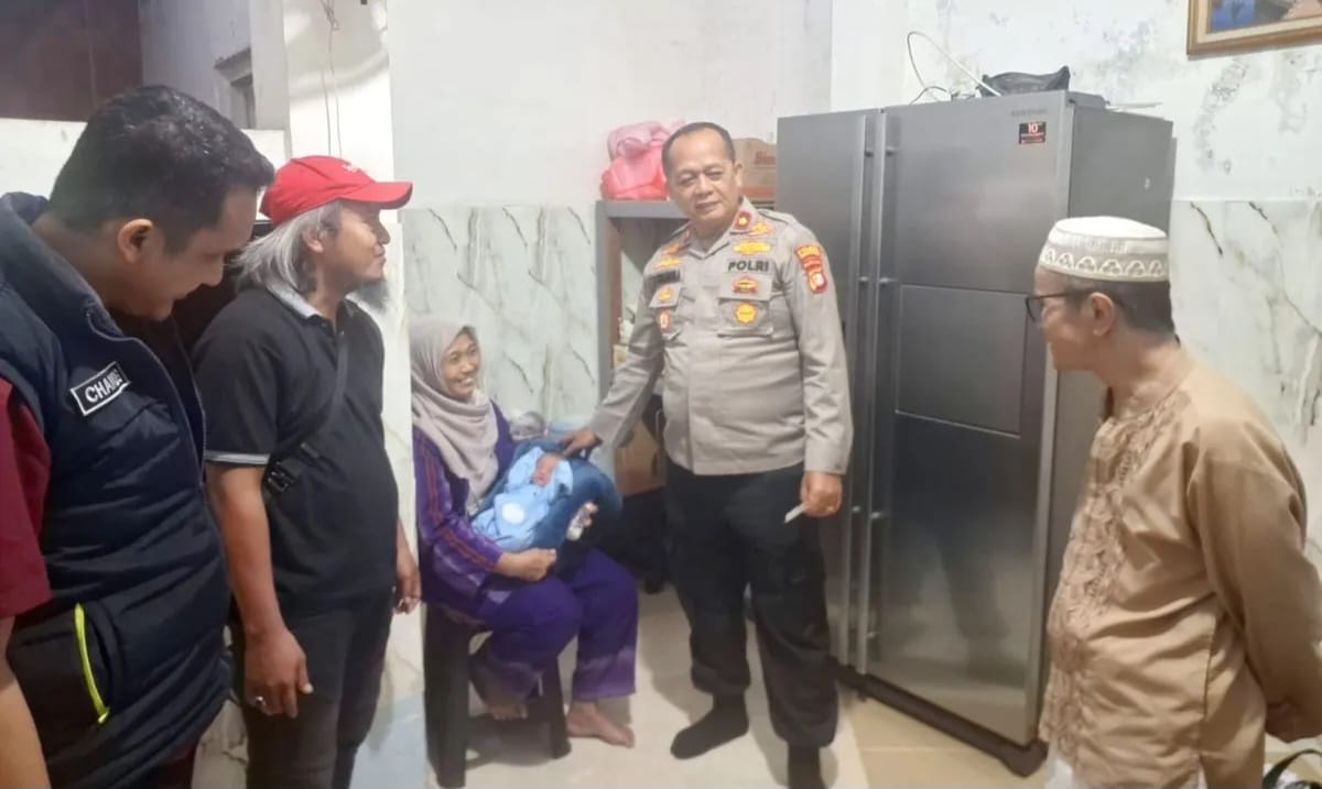 Penemuan bayi perempuan di gerobak nasi uduk depan rumah warga di Jalan Pejaten Raya RT 01/02, Pasar Minggu, Jakarta Selatan, pada Selasa (3/3/2026). Foto: Ist