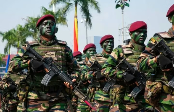 Prajurit TNI melakukan patroli pengamanan di salah satu objek vital nasional. TNI meningkatkan status kesiapsiagaan menjadi Siaga 1 untuk mengantisipasi dampak eskalasi konflik global.