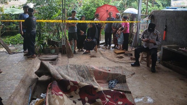 Garis polisi terpasang di sebuah rumah di kawasan Meruyung, Limo, Depok, lokasi penemuan jasad wanita berinisial DH (56) yang ditemukan tinggal tulang di bawah tumpukan pakaian. Polisi kini memburu suami siri korban yang menghilang bersama motor dan ponsel milik almarhumah. (Foto: Ist)