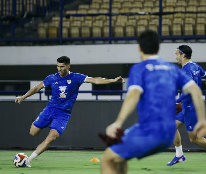Pemain saat sesi latihan di Stadion Gelora Bandung Lautan Api menjelang laga melawan Persik Kediri di Liga 1 2025/2026.
