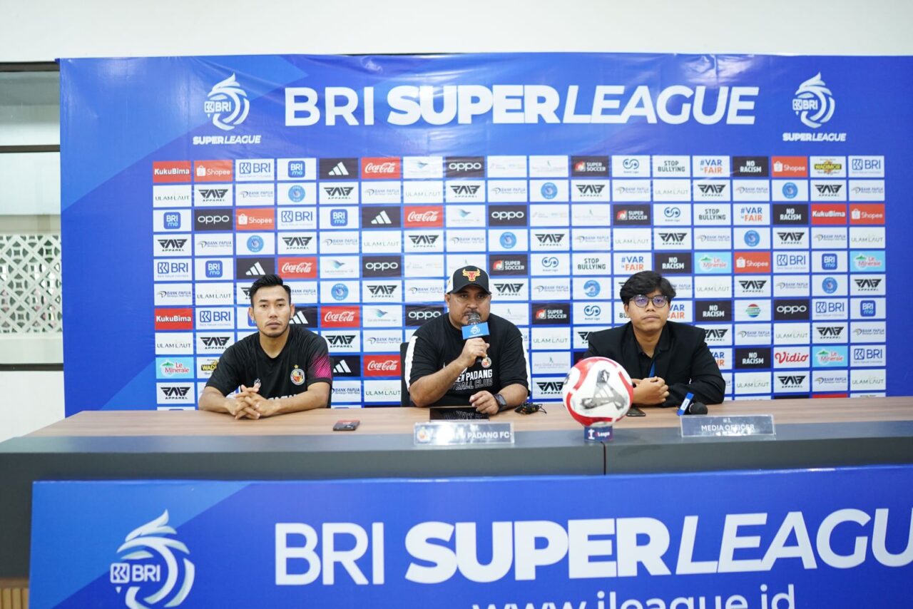 Pelatih baru Semen Padang FC, Imran Nahumarury, memberikan instruksi dalam sesi latihan terakhir menjelang laga kontra PSBS Biak di Stadion Maguwoharjo, Sleman. Debut Imran menjadi tumpuan harapan pendukung Kabau Sirah untuk memutus rekor buruk dan merangkak naik dari dasar klasemen BRI Super League. (Foto: Ist)