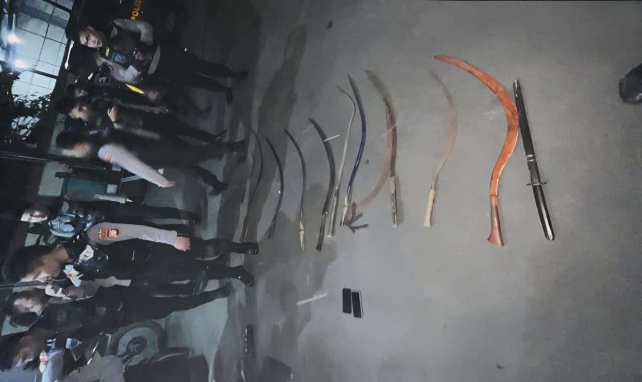Barang bukti senjata tajam yang diamankan polisi dari empat pemuda yang diduga hendak melakukan aksi tawuran di kawasan Kampung Mekarsari, Jakarta Timur.