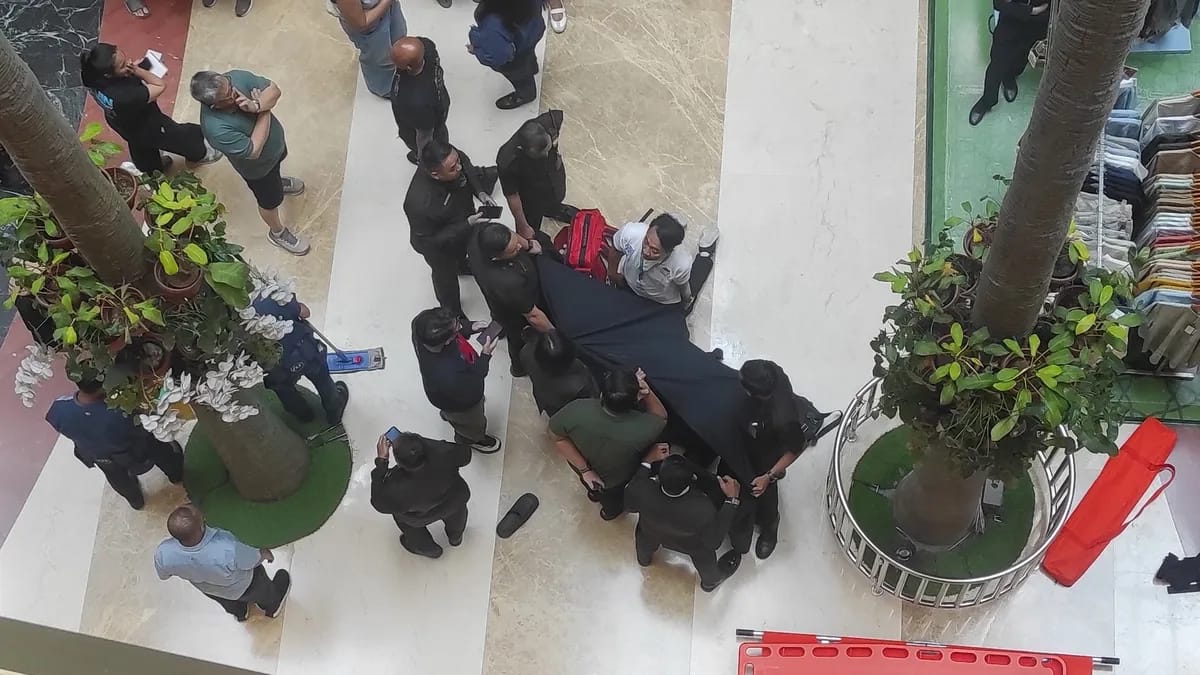 Lokasi jatuhnya seorang pria dari lantai tiga PIM 2 pada Minggu, 8 Maret 2026. Dok: @pim_mall/Twitter