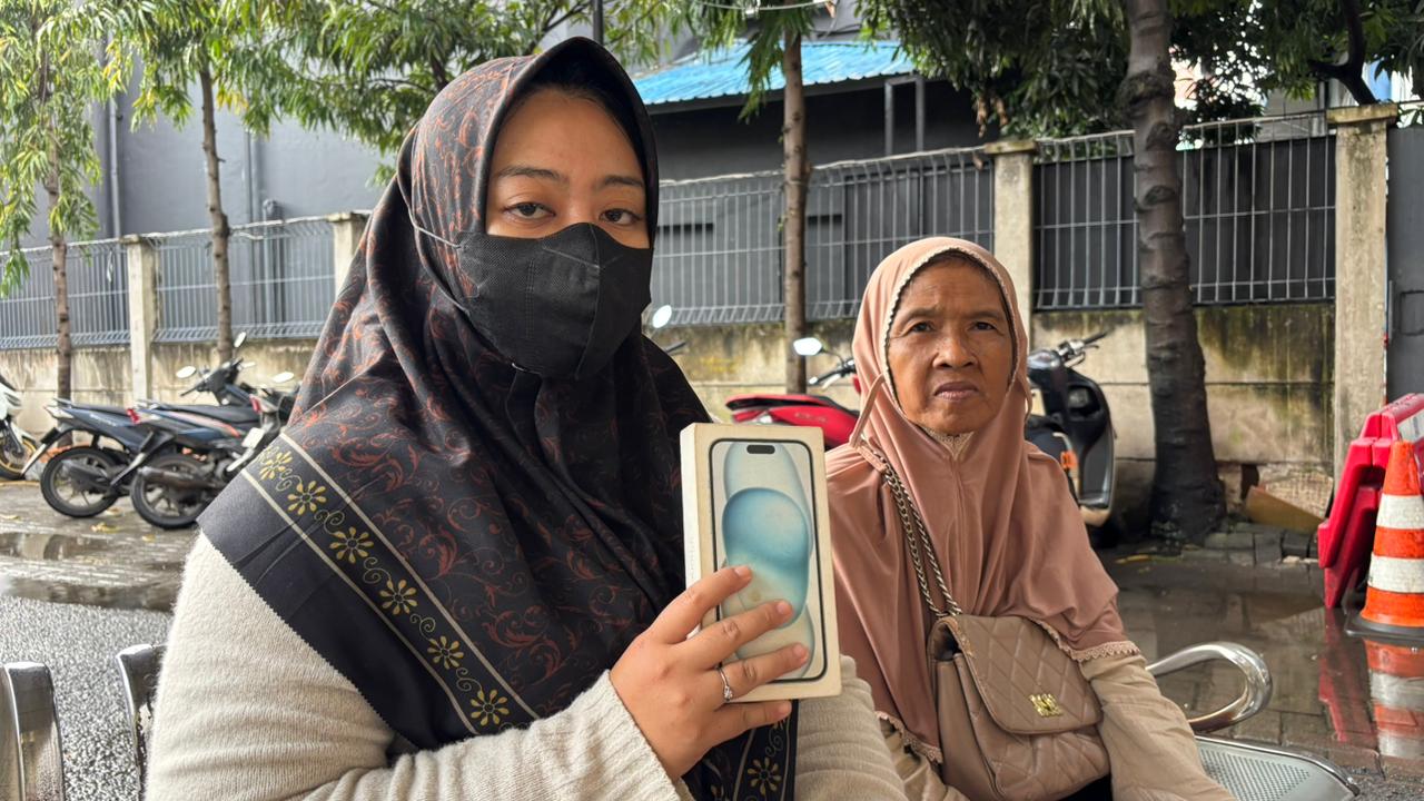 Yulia Citra, korban pencopetan di Tanah Abang menunjukkan dus iPhone 15 pro miliknya ke pihak Polsek Tanah Abang, namun upaya membuat laporan ditolak anggota Polsek Tanah Abang (Foto: Ridwansyah/Ekoin)