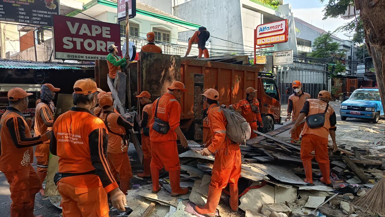 Petugas membongkar bangunan liar dan menertibkan parkir liar di Jalan Kebon Kacang 30, Tanah Abang, Jakarta Pusat, kawasan yang berada di belakang Plaza Indonesia, dalam operasi penataan trotoar oleh Pemerintah Kota Jakarta Pusat.