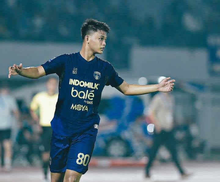 Penyerang Persita Tangerang, Hokky Caraka, saat beraksi di kompetisi domestik. Performa impresifnya musim ini membawa Hokky kembali masuk dalam skuad sementara Timnas Indonesia asuhan John Herdman untuk ajang FIFA Series 2026 setelah absen hampir satu tahun dari level senior. (Foto: Ist/Ekoin)