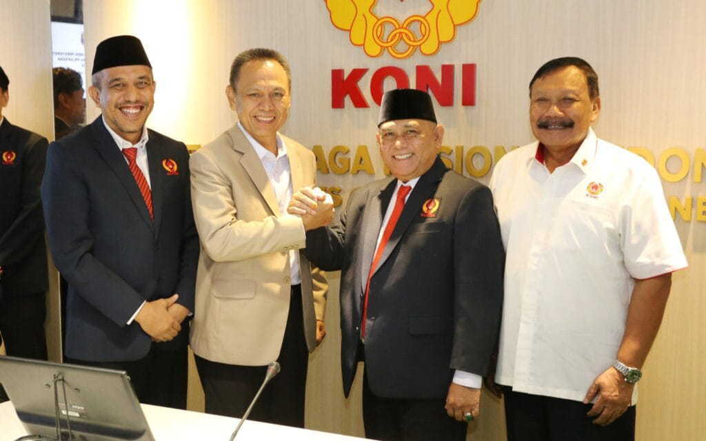 Ketua Umum KONI Pusat Marciano Norman menerima dokumen persyaratan pencalonan tuan rumah PON XXIII 2032 dari perwakilan KONI Banten dan KONI Lampung di Kantor KONI Pusat, Jakarta.