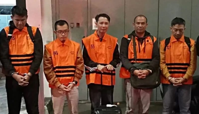 Bupati Rejang Lebong Muhammad Fikri Thobari mengenakan rompi tahanan saat digiring penyidik KPK usai terjaring operasi tangkap tangan terkait dugaan suap proyek di Kabupaten Rejang Lebong.