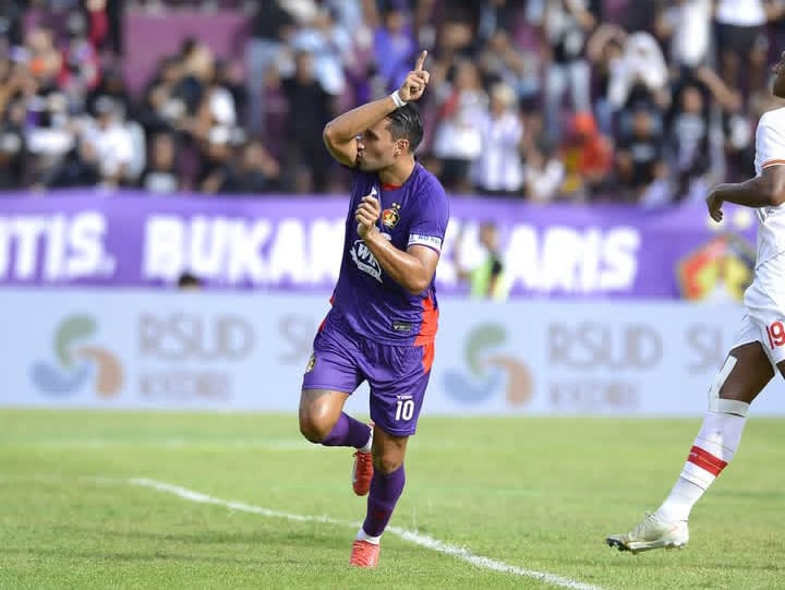 Winger Persik Kediri Ezra Walian saat beraksi di BRI Super League 2025/26. Performa impresifnya membawa ia kembali dipanggil memperkuat Timnas Indonesia untuk FIFA Series 2026 di Jakarta.