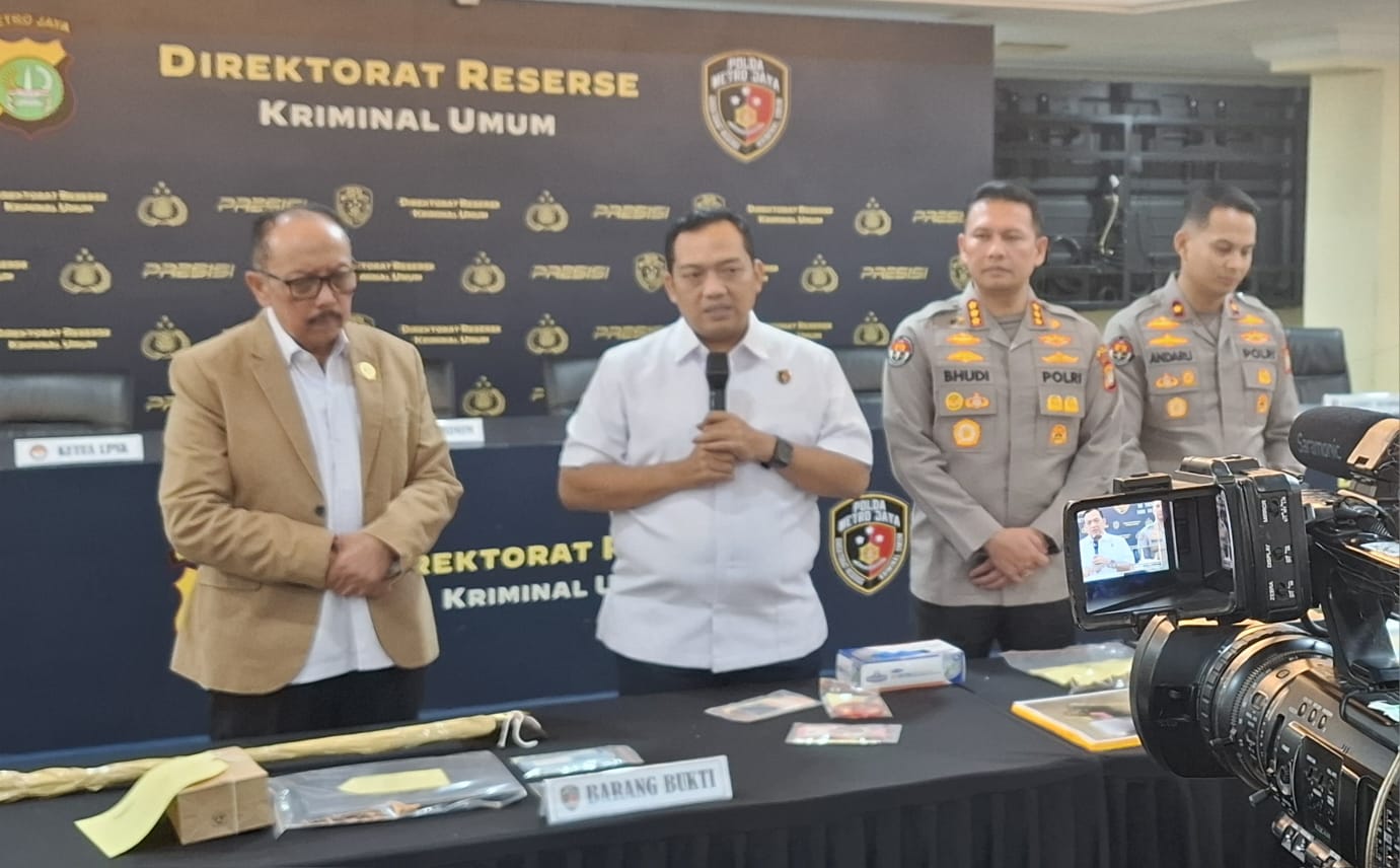 Rismon Hasiholan Sianipar bersama kuasa hukumnya mendatangi Polda Metro Jaya untuk menanyakan perkembangan permohonan restorative justice dalam kasus tudingan ijazah palsu Presiden ke-7 RI Joko Widodo.