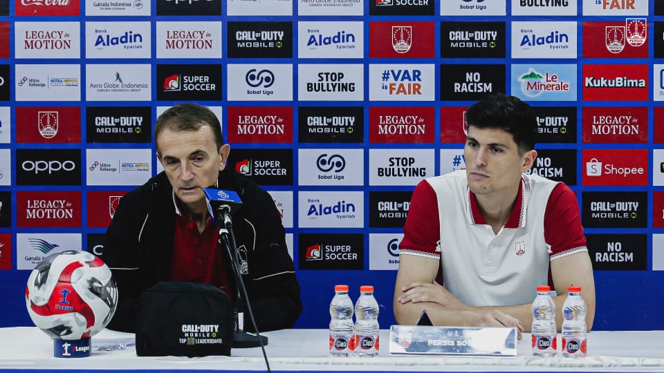 Pelatih Persis Solo Milomir Seslija memberikan arahan kepada pemain saat sesi latihan jelang laga menghadapi Bali United di Stadion Manahan pada lanjutan BRI Super League.