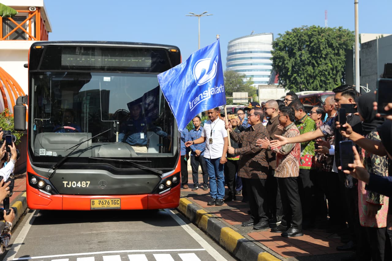 Gubernur DKI Jakarta Pramono Anung meresmikan layanan Transjabodetabek rute Blok M–Bandara Soekarno-Hatta di Terminal Blok M, Jakarta Selatan.