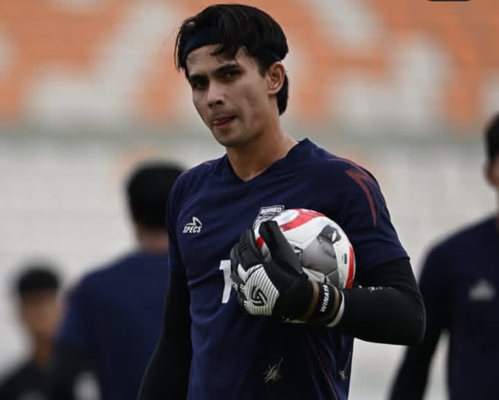 Kiper Borneo FC Samarinda Nadeo Arga Winata bersiap menghadapi duel panas melawan Persib Bandung dalam laga tunda BRI Super League di Stadion Segiri.