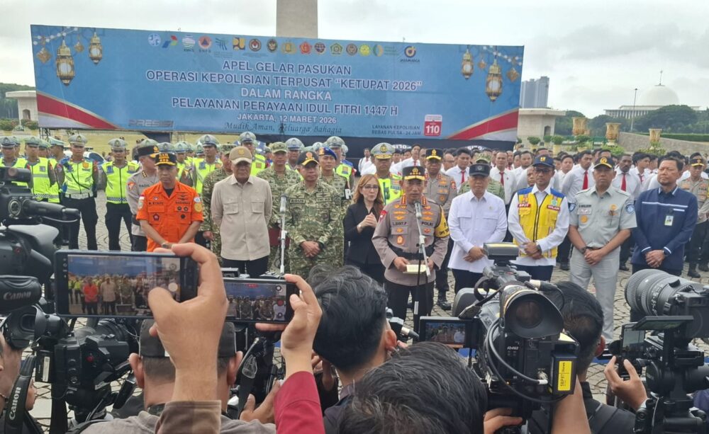 Kapolri Jenderal Listyo Sigit Prabowo memimpin Apel Gelar Pasukan Operasi Ketupat 2026 di kawasan Monumen Nasional, Jakarta, dalam rangka kesiapan pengamanan arus mudik Lebaran.