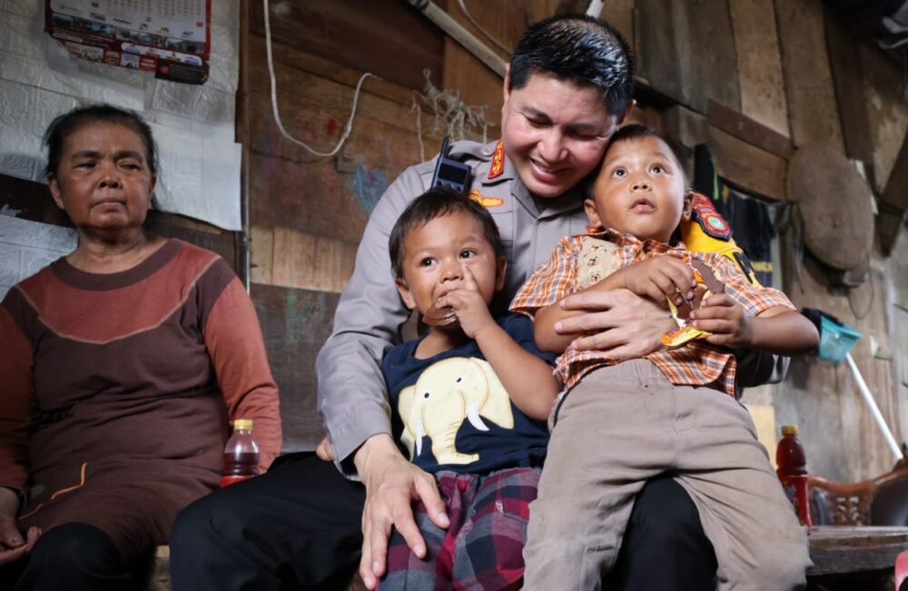 Kapolres Metro Jakarta Timur Kombes Pol Alfian Nurrizal mengunjungi Fikri (4) dan adiknya di lapak pemulung kawasan Pulogadung sebelum keduanya dipulangkan ke rumah ibunya di Sumedang.