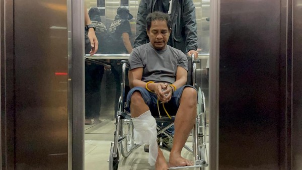 Bandar narkoba A Hamid alias Boy tiba di kantor Direktorat Tindak Pidana Narkoba Bareskrim Polri usai ditangkap tim gabungan saat bersembunyi di Pontianak, Kalimantan Barat.