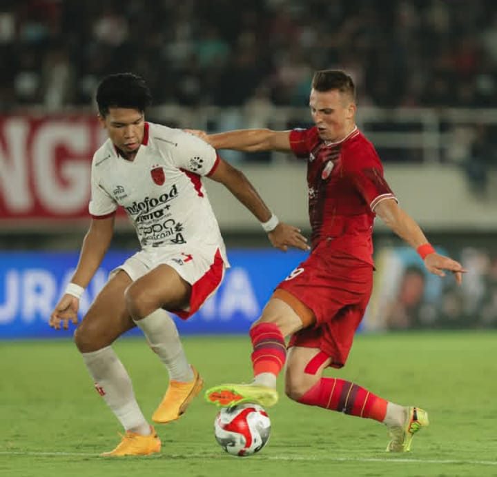 Pemain Persis Solo merayakan gol saat mengalahkan Bali United 3-0 dalam laga BRI Super League di Stadion Manahan, Solo.