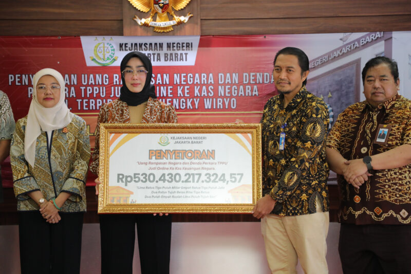Kejaksaan Negeri Jakarta Barat melakukan seremonial penyetoran uang rampasan negara hasil perkara TPPU dari jaringan judi online senilai Rp530 miliar ke kas negara.