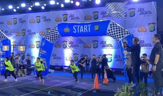 Kapolda Metro Jaya Irjen Asep Suheri mengibarkan bendera start saat membuka kegiatan Night Run Jaga Jakarta yang diikuti ratusan peserta di Jakarta.