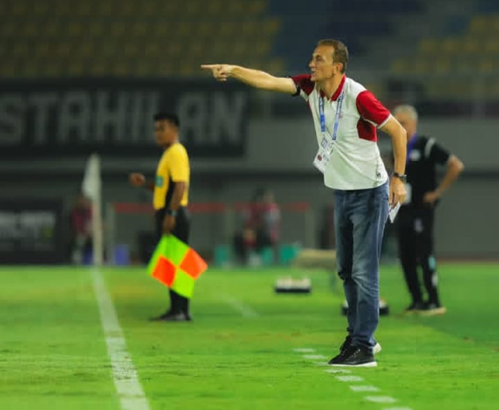 Pelatih persis milomir seslija berharap timnya bisa keluar dari zona degradasi. (Ig persis)