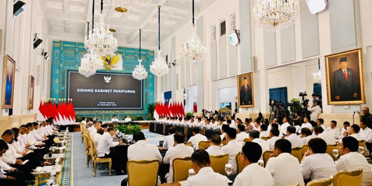 Menko Perekonomian Airlangga Hartarto menyampaikan paparan dalam Sidang Kabinet Paripurna di Istana Negara terkait potensi dampak perang Timur Tengah terhadap defisit APBN.