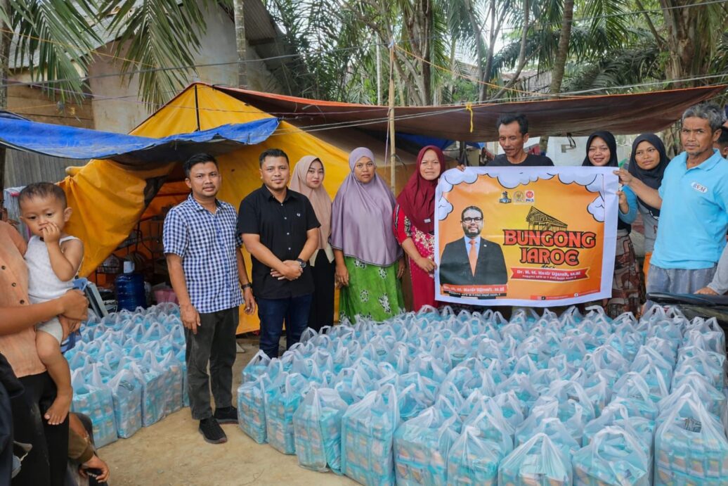 Anggota DPR RI M. Nasir Djamil melalui tim menyalurkan paket Bungong Jaroe berupa menu berbuka puasa dan makanan ringan kepada warga korban banjir yang masih bertahan di pengungsian di Aceh Tamiang.