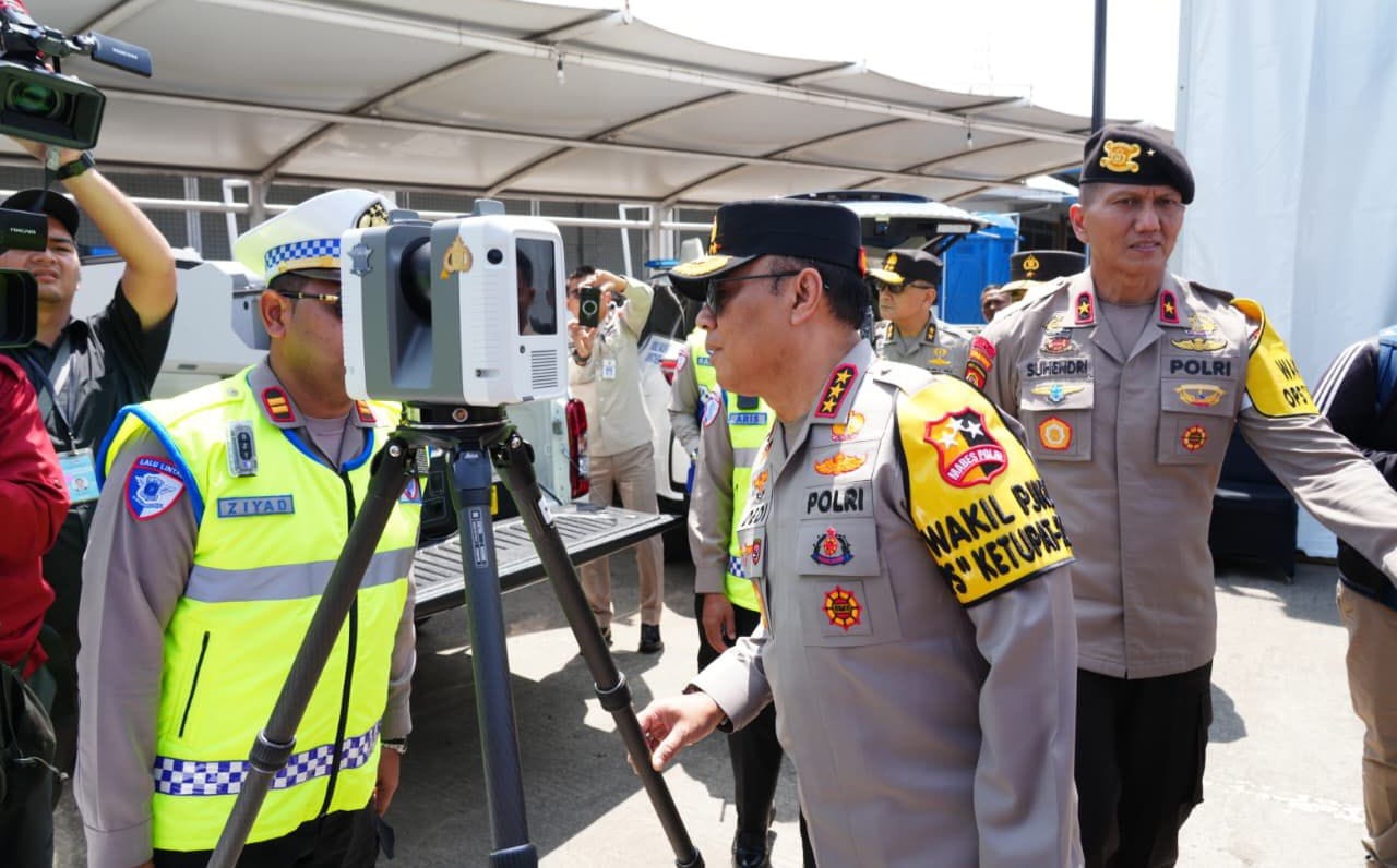 Wakapolri Komjen Pol Dedi Prasetyo meninjau Command Center Operasi Ketupat di Rest Area KM 29 Tol Jakarta–Cikampek yang dilengkapi teknologi drone, AI, dan bodycam untuk memantau arus mudik.