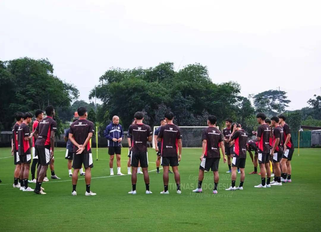 Pelatih Timnas Indonesia U-20 Nova Arianto memimpin sesi latihan pemain selama pemusatan latihan di Surabaya.