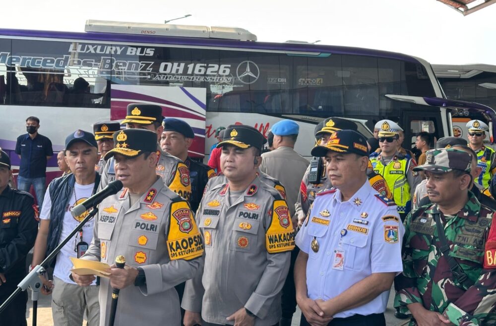 Kapolda Metro Jaya Irjen Pol Asep Edi Suheri meninjau kesiapan arus mudik Lebaran di Terminal Pulogebang, Jakarta Timur.
