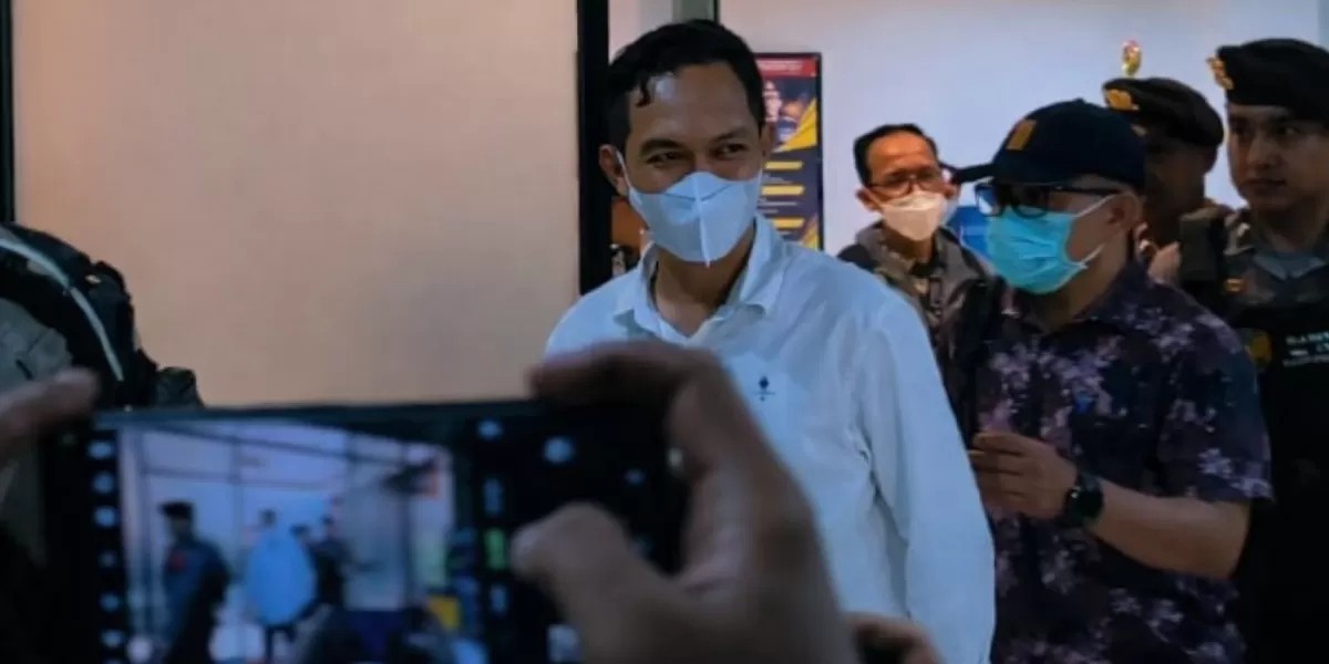 KPK menetapkan Bupati Cilacap Syamsul Auliya Rachman dan Sekda Cilacap Sadmoko Danardono sebagai tersangka dugaan pemerasan terkait pengumpulan dana THR dari sejumlah perangkat daerah.