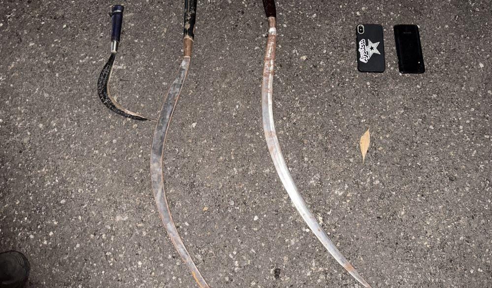 Petugas Patroli Perintis Presisi Polda Metro Jaya saat mengamankan sekelompok pemuda yang diduga hendak melakukan tawuran di kawasan Muara Baru, Jakarta Utara, Minggu (15/3/2026) dini hari. Polisi juga menyita tiga senjata tajam jenis celurit dari lokasi kejadian.