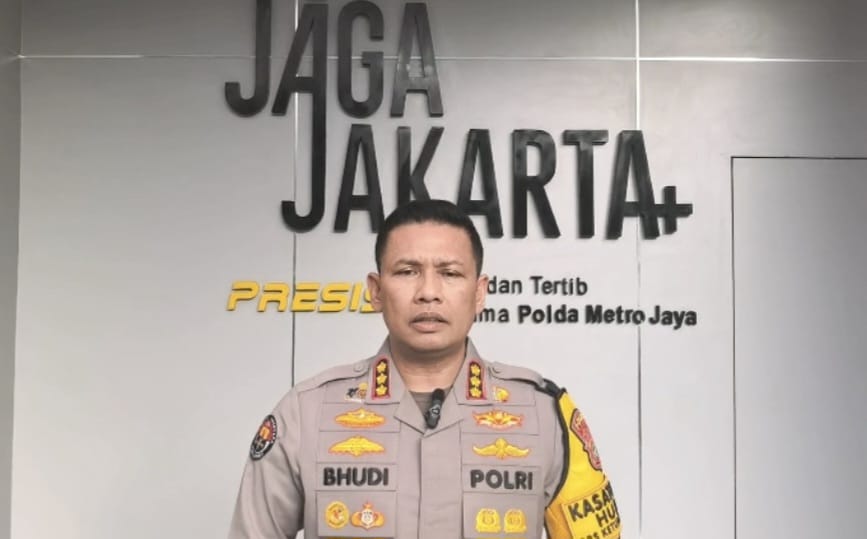 Kabid Humas Polda Metro Jaya Kombes Pol Budi Hermanto memberikan keterangan kepada media terkait penyelidikan kasus penyiraman cairan berbahaya terhadap seorang aktivis di Jakarta. Polisi menegaskan kasus tersebut menjadi prioritas penanganan