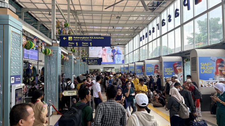 Suasana padat pemudik di Stasiun Pasar Senen, Jakarta, H-4 Lebaran 2026. Ribuan penumpang memadati stasiun untuk berangkat ke berbagai daerah di Jawa Tengah dan Jawa Timur menggunakan kereta api.