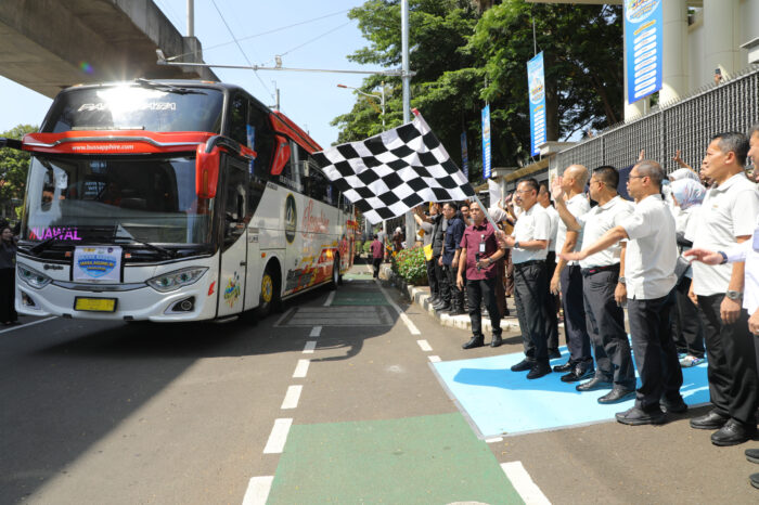 Pelepasan peserta program Mudik Bareng 2026 oleh Kejaksaan Agung dan PERSAJA di Jakarta. Sebanyak 671 pemudik diberangkatkan menggunakan 15 bus menuju berbagai daerah di Pulau Jawa dan Sumatra.