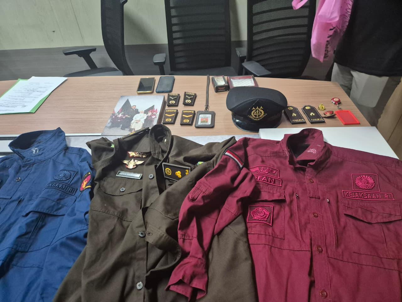 Ilustrasi penangkapan pelaku penipuan berkedok jaksa. Seorang pria di Bogor diamankan Kejati Jawa Barat setelah diduga menyamar sebagai pejabat Kejaksaan dan menipu korban dengan identitas palsu.