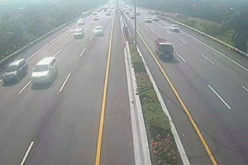 Kepadatan kendaraan di ruas Tol Cipali saat arus mudik Lebaran 2026. Sebanyak 41 ribu kendaraan tercatat melintas dari arah Cikopo menuju Cirebon, sementara sistem one way mulai diberlakukan untuk mengurai kemacetan.