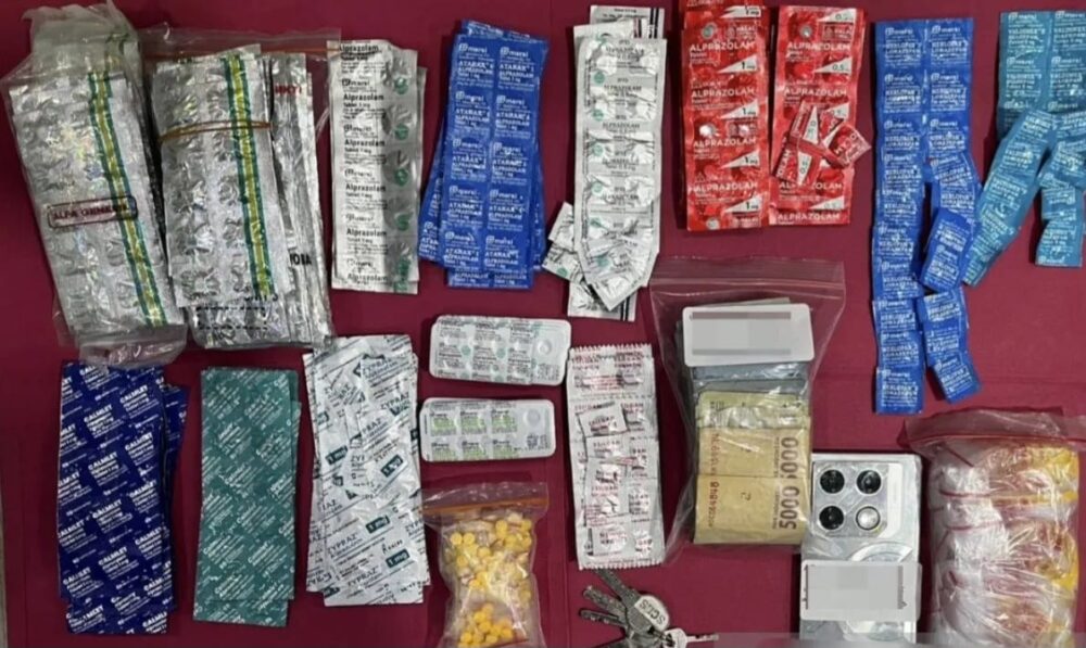 Petugas Polda Metro Jaya mengamankan ribuan butir obat keras ilegal dari sebuah toko di kawasan Kalibata, Jakarta Selatan, dalam pengungkapan kasus peredaran psikotropika tanpa izin.