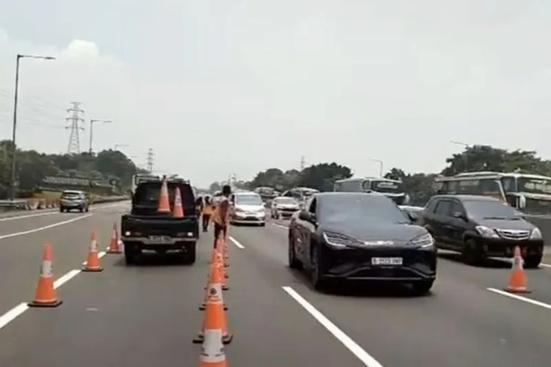 Petugas mengatur arus kendaraan saat pemberlakuan contraflow tiga lajur di Tol Jakarta–Cikampek guna mengurai kepadatan arus mudik Lebaran 2026.