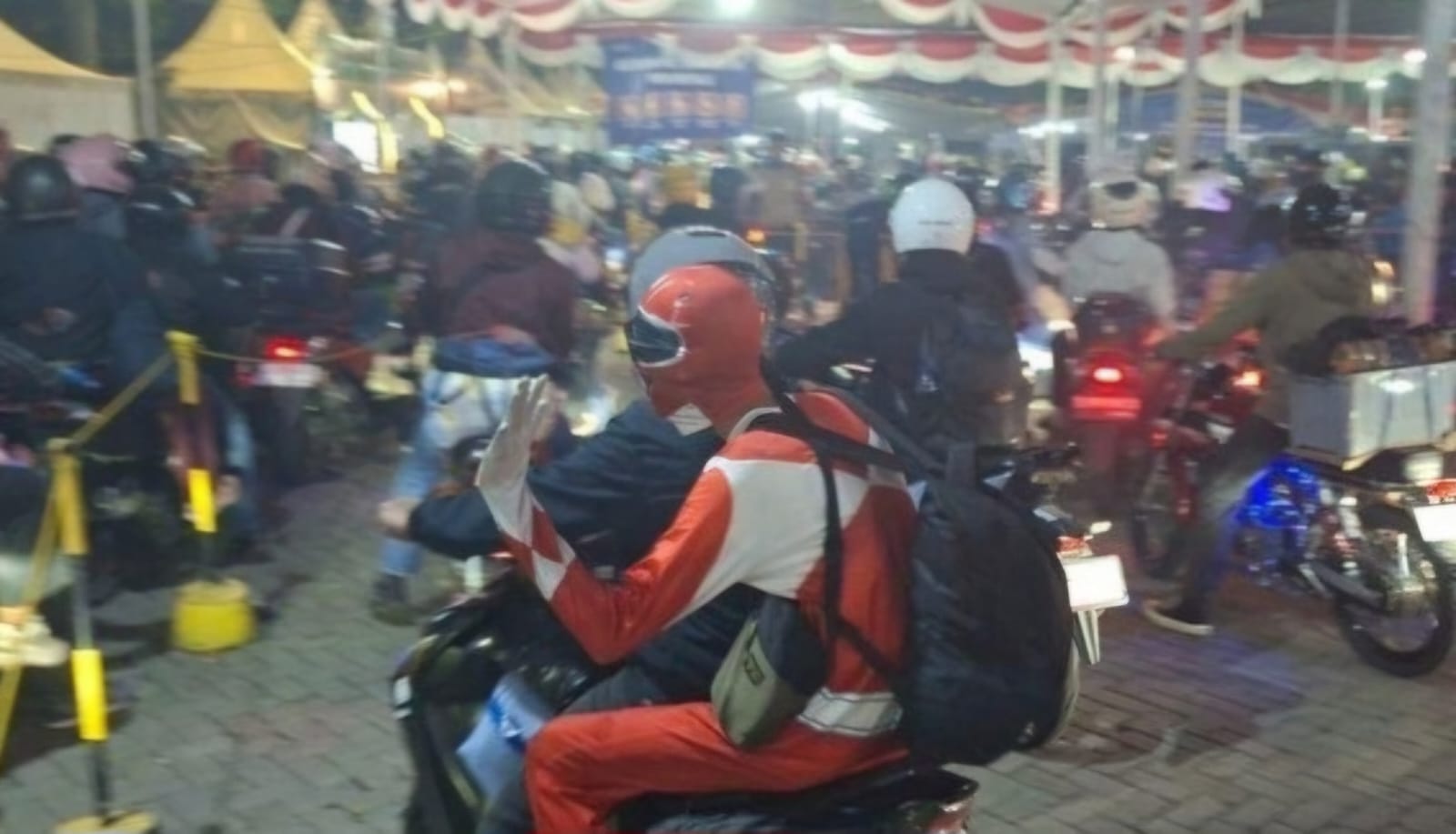 Seorang pemudik mengenakan kostum Power Rangers saat berada di Pelabuhan Ciwandan, Cilegon, mencuri perhatian dan menghibur pemudik lain di tengah padatnya arus mudik Lebaran 2026.