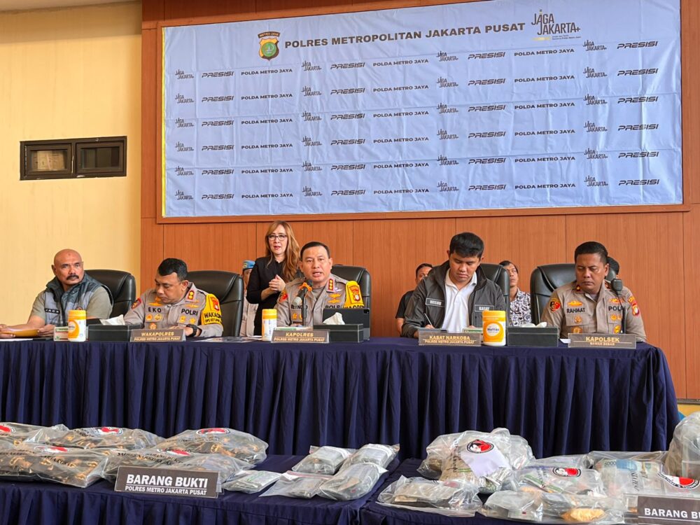 Petugas menunjukkan barang bukti sabu 26,7 kilogram dan cartridge rokok elektrik hasil pengungkapan jaringan narkotika Medan–Jakarta di Polres Metro Jakarta Pusat.