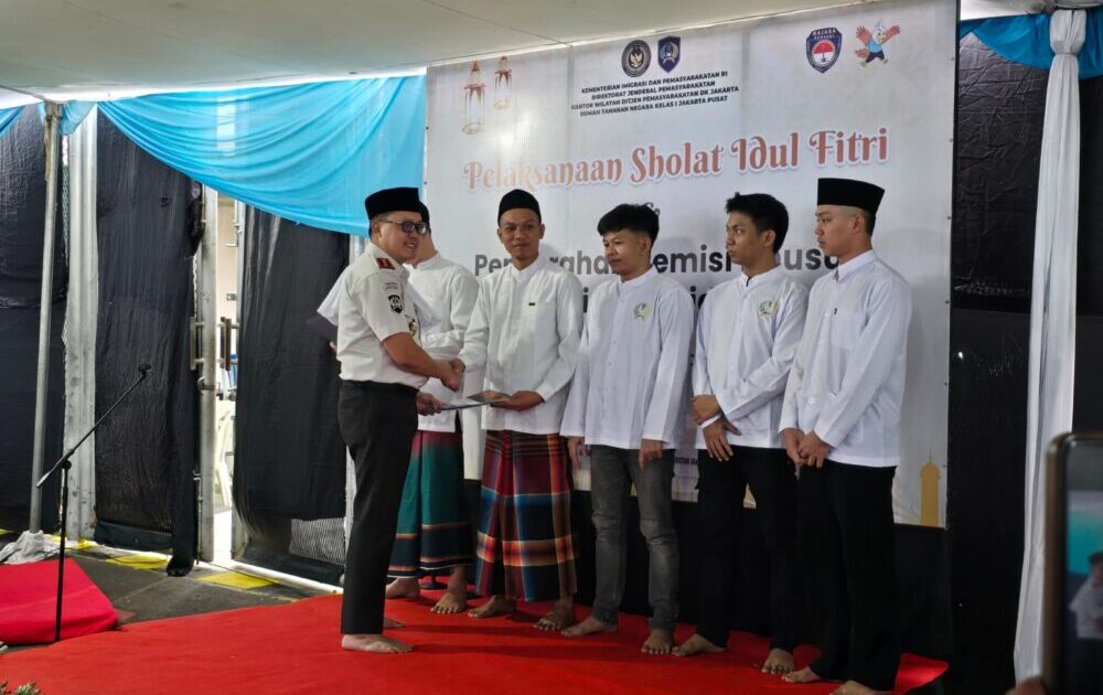 Suasana penyerahan remisi Idul Fitri di Rutan Salemba, Jakarta Pusat, saat sejumlah narapidana menerima kebebasan langsung usai menjalani program pembinaan.