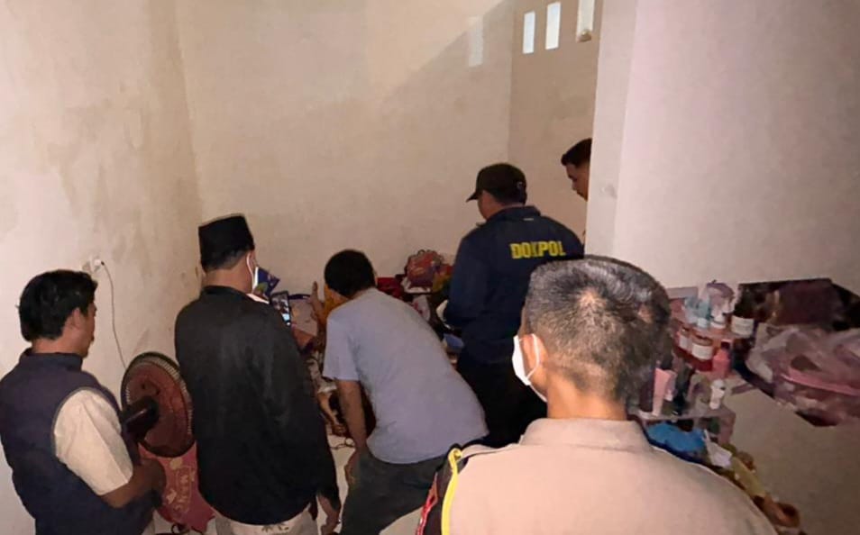 Petugas kepolisian mengamankan tersangka pembunuhan wanita di Cipayung yang ditangkap saat hendak kabur menggunakan bus di Tol Tangerang–Merak.